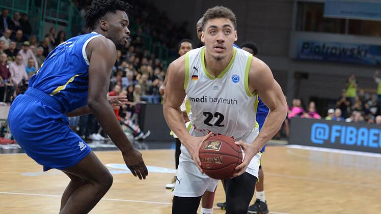 Reid Travis, hier im Hinspiel in Bayreuth gegen Axel Mpoyo von Apoel Nikosia, schrammte am Mittwochabend mit zwölf Punkten und neun Rebounds knapp an einem Double Double vorbei. Foto: Peter Mularczyk