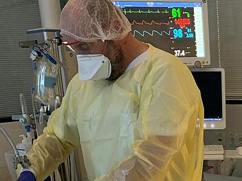 Ralf Dorfschäfer kümmert sich auf der Intensivstation um schwer erkrankte Covid-Patienten.