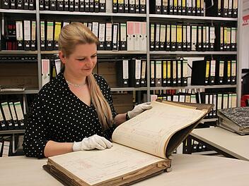 Im Archiv ist jedes Dokument ein Unikat. Die 27-j&auml;hrige Anastasia G&ouml;tz muss in den n&auml;chsten f&uuml;nf Jahren entscheiden, was in den neun Kommunen der Allianz Fr&auml;nkisches Saaletal aufgehoben wird und was weg kann.