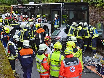 Die Übung an der Straße zum ehemaligen Munitionslager der Bundeswehr im Bereich des "Langen Schiffs" in Münnerstadt hatte einige Herausforderungen sowohl für die Feuerwehrleute als auch die Rettungskräfte des BRK. Foto: Hanns Friedrich