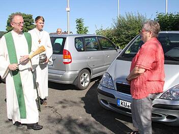 Mit einem polnischen Segnungsbesen, den Dekan Hans Roppelt einmal vom polnischen Dekan Jerzy Wasny geschenkt bekommen hat, ging Roppelt bei der Fahrzeugsegnung in Untersteinach zu Werke . Fotos: Sonja Adam