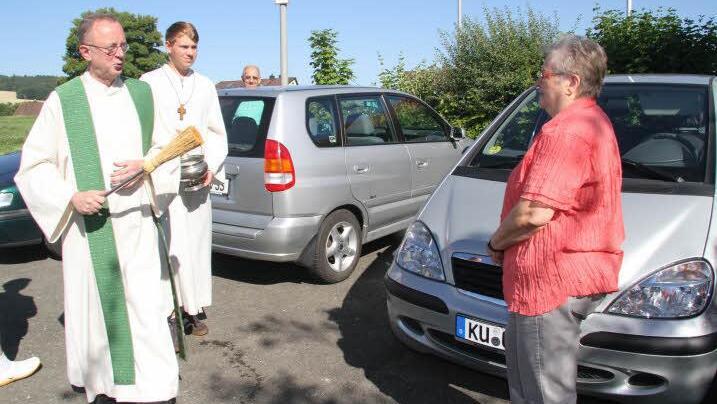 Mit einem polnischen Segnungsbesen, den Dekan Hans Roppelt einmal vom polnischen Dekan Jerzy Wasny geschenkt bekommen hat, ging Roppelt bei der Fahrzeugsegnung in Untersteinach zu Werke . Fotos: Sonja Adam
