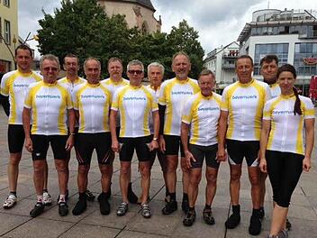 Allen Widrigkeiten zum Trotz erreichten die Radsportler der Gemeinde Straßburg, wo sie ihre Freunde aus der Normandie trafen. Unser Foto zeigt die Gruppe in Bruchsal. Fotos: privat