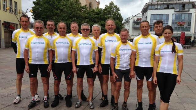 Allen Widrigkeiten zum Trotz erreichten die Radsportler der Gemeinde Straßburg, wo sie ihre Freunde aus der Normandie trafen. Unser Foto zeigt die Gruppe in Bruchsal. Fotos: privat