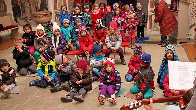 Generalprobe: Die Kinder der Maßbacher Kita am Donnerstag in in der evangelischen Kirche Maßbach. Foto: Dieter Britz