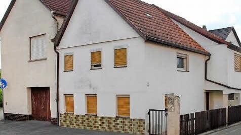 Die vordere Hälfte des Doppelhauses in der Dr.-Anton-Sattler-Straße wird abgerissen, um Platz für einen Gehweg zu schaffen. Foto: Stephan Stöckel