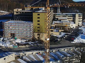 Vier Etagen hoch ist der Interimsbau des Klinikums, der in Modulbauweise erstellt wurde. Fotos: Ingo Bär