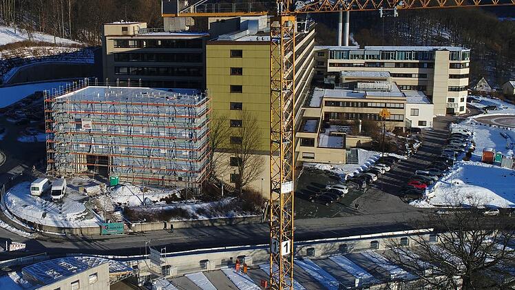 Vier Etagen hoch ist der Interimsbau des Klinikums, der in Modulbauweise erstellt wurde. Fotos: Ingo Bär