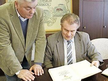 Wolfgang Sauer (links) hat dem Markt Presseck ein neues Goldenes Buch spendiert, Bürgermeister Siegfried Beyer freut sich. Foto: K. Klaschka