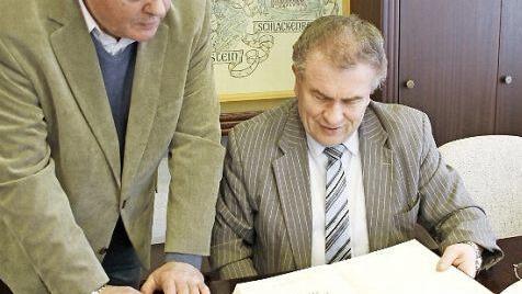 Wolfgang Sauer (links) hat dem Markt Presseck ein neues Goldenes Buch spendiert, Bürgermeister Siegfried Beyer freut sich. Foto: K. Klaschka