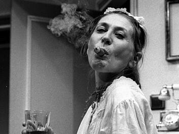 Schauspielerin Helga Feddersen mit Drink und ZigarreFoto: Imago