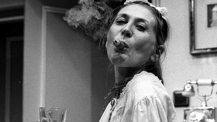Schauspielerin Helga Feddersen mit Drink und ZigarreFoto: Imago