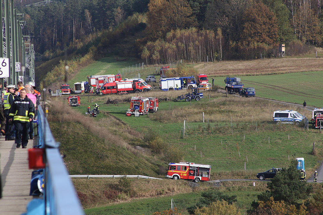 Coburg: Üben für den Ernstfall – Rettungskräfte und Statisten stellen ICE-Katastrophe nach