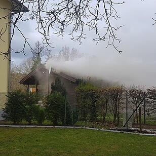 Oberfranken: Gartenhaus geht in Flammen auf - drei Welpen und eine Katze sterben