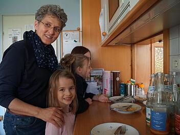 Familienleben: Bei der Kinderdorfmutter f&uuml;hlen sich die Buben und M&auml;dchen geborgen.Foto: SOS/Maximilian Geuter