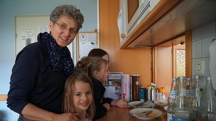 Familienleben: Bei der Kinderdorfmutter f&uuml;hlen sich die Buben und M&auml;dchen geborgen.Foto: SOS/Maximilian Geuter