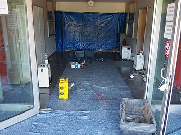 Derzeit sind die Räume, inklusive Umkleidekabinen,  unter der Zuschauertribüne im Fuchsparkstadion in Bamberg komplett gesperrt. Dort hatte es einen größeren Wasserschaden gegeben. Nach der  Ursache wird noch geforscht.  Foto: Pressestelle Stadt/Andrea Grodel