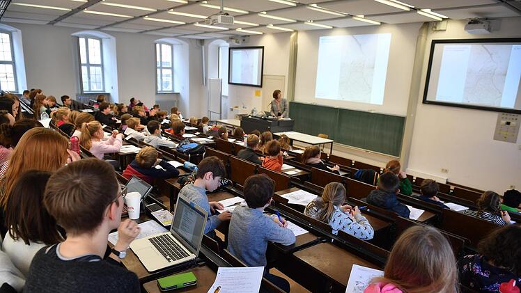 Mit Carmen Enss ging es in der ersten Kinder-Uni-Vorlesung auf eine Reise durch die Baugeschichte der italienischen Stadt Bari. Foto: Ronald Rinklef