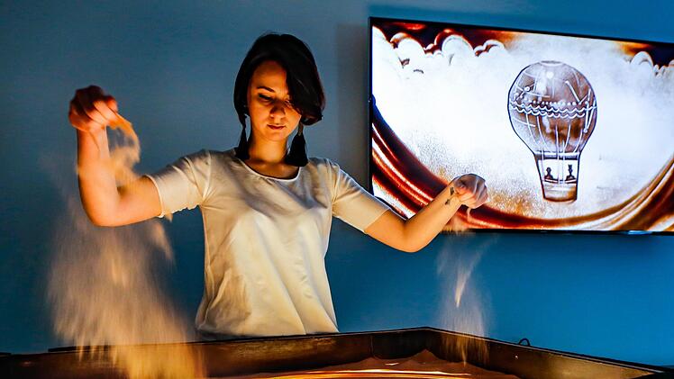 Die "Queen of Sand" Irina Titova zeigt einen Ausschnitt aus ihrem Programm "In 80 Bildern um die Welt" am Mittwoch bei der Mediengruppe Oberfranken. Foto: Matthias Hoch