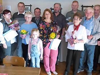 Die Geehrten des VdK-Ortsverbands Mainleus, darunter Erika Haug (Vierte von rechts), die für ihre 40-jährige Mitgliedschaft die Treuenadel entgegennehmen durfte. Mit im Bild (von rechts) stellvertretender Kreisvorsitzender Marc Benker und Ortsvorsitzender Walter Rabe Foto: Klaus-Peter Wulf