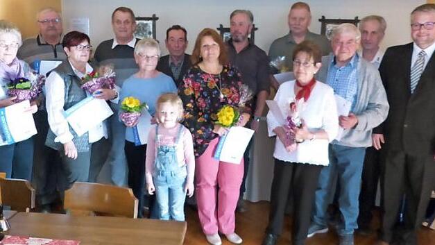 Die Geehrten des VdK-Ortsverbands Mainleus, darunter Erika Haug (Vierte von rechts), die für ihre 40-jährige Mitgliedschaft die Treuenadel entgegennehmen durfte. Mit im Bild (von rechts) stellvertretender Kreisvorsitzender Marc Benker und Ortsvorsitzender Walter Rabe Foto: Klaus-Peter Wulf