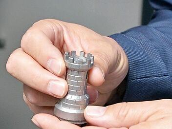 Der mit dem Laser hergestellte Turm eines Schachspiels. Der Blick ins Innere zeigt eine perfekt ausgearbeitete Wendeltreppe. Fotos: Rainer Lutz