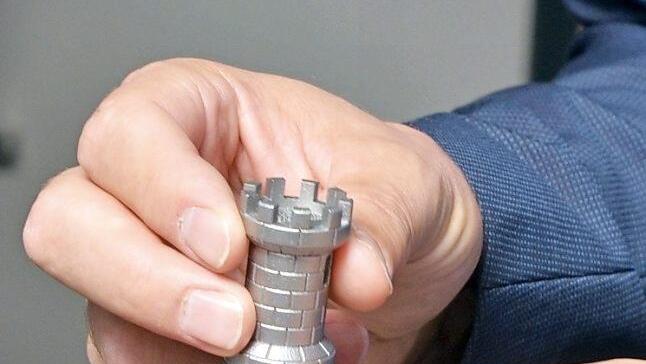 Der mit dem Laser hergestellte Turm eines Schachspiels. Der Blick ins Innere zeigt eine perfekt ausgearbeitete Wendeltreppe. Fotos: Rainer Lutz