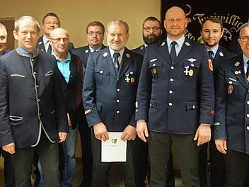 Die Hauptversammlung der Feuerwehr Altenhof war Anlass, Ehrungen auszusprechen.  Foto: Doris Weidner