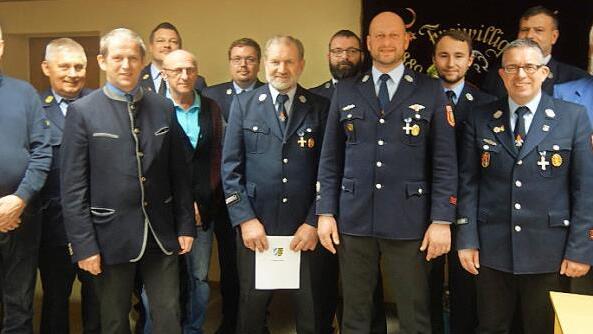 Die Hauptversammlung der Feuerwehr Altenhof war Anlass, Ehrungen auszusprechen.  Foto: Doris Weidner