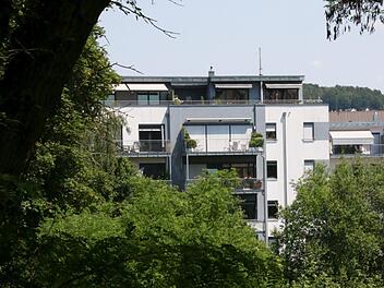 Früher Krankenhaus, heute gute  Wohngegend: Doch vor allem im Bereich bezahlbaren Mietens fordern die Bürger Entspannung. Foto: Josef Hofbauer