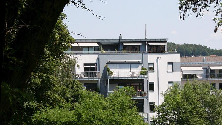 Früher Krankenhaus, heute gute  Wohngegend: Doch vor allem im Bereich bezahlbaren Mietens fordern die Bürger Entspannung. Foto: Josef Hofbauer