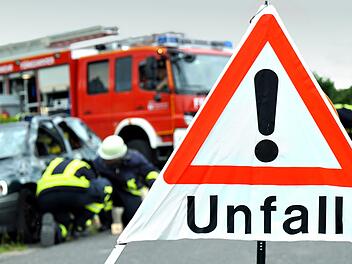 Der Fahrer eines Lieferwagens hat auf der B303 durch ein gefährliches Wendemanöver einen Unfall ausgelöst: Drei Fahrzeuge sind wegen ihm ineinander gekracht. Er entfernte sich vom Unfallort.