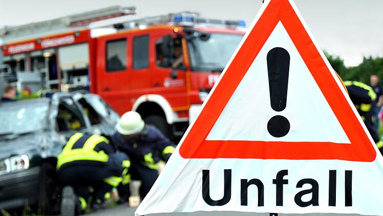 Der Fahrer eines Lieferwagens hat auf der B303 durch ein gefährliches Wendemanöver einen Unfall ausgelöst: Drei Fahrzeuge sind wegen ihm ineinander gekracht. Er entfernte sich vom Unfallort.