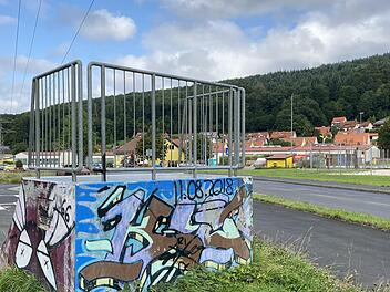 Der Kritikpunkt schlechthin in der Römerhäger Bürgerversammlung: das Umfeld des Skaterplatzes. Erstens als Ablagerungsort für menschliche und tierische Exkremente. Zweitens als möglicher Umschlagsort für mutmaßliche Drogendeals. Drittens als Umsetzort für Lkw-Auflieger. Und, und, und... Foto: Hans-Peter Ehrensberger