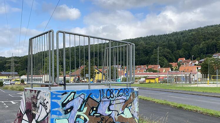 Der Kritikpunkt schlechthin in der Römerhäger Bürgerversammlung: das Umfeld des Skaterplatzes. Erstens als Ablagerungsort für menschliche und tierische Exkremente. Zweitens als möglicher Umschlagsort für mutmaßliche Drogendeals. Drittens als Umsetzort für Lkw-Auflieger. Und, und, und... Foto: Hans-Peter Ehrensberger