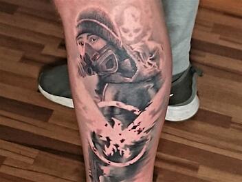 Landkreis Ha&szlig;berge: 26-J&auml;hriger Tattoo-Fan f&uuml;hlt sich ausgegrenzt - Ablehnung bei Jobsuche