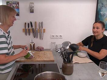 Das perfekte Dinner - Tag 3 Undankbare Aufgabe die Schnippelhilfe: Freundin Chrissi (rechts) darf für Lena Erbsen pulen.