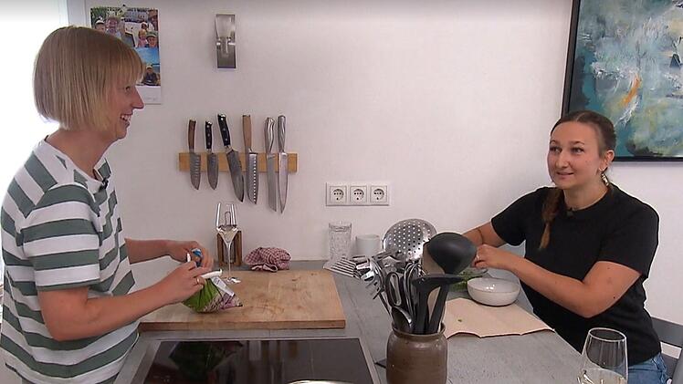 Undankbare Aufgabe die Schnippelhilfe: Freundin Chrissi (rechts) darf für Lena Erbsen pulen.