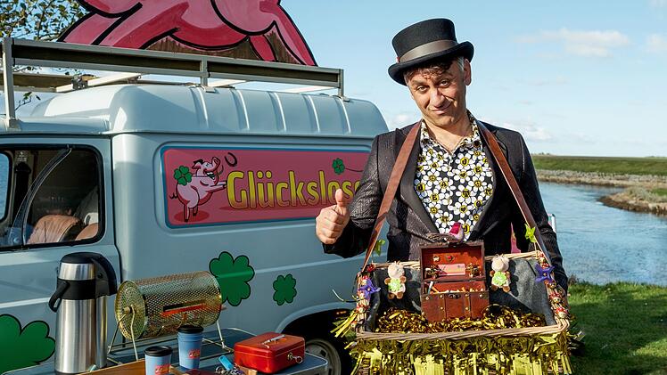 Jedes Mal was Neues: In "Pechmarie" ist Mehmet &Ouml;sker (Cem Ali G&uuml;ltekin) unter die Losverk&auml;ufer gegangen. Er findet, dass man Gl&uuml;ck erzwingen kann - wenn man genug Lose kauft.