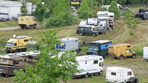 Am Wertstoffhof wurde ein provisorischer Campingplatz eingerichtet.