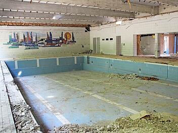 Eine der letzten Aufnahmen des alten Hallenbades, ehe es komplett abgerissen wurde. Für die neue Schwimmhalle ist ein 25-Meter-Becken aus Edelstahl mit fünf Bahnen und zusätzlich ein Kleinkinderbecken mit Aufenthaltsbereich für die Eltern geplant. Foto: Eckehard Kiesewetter