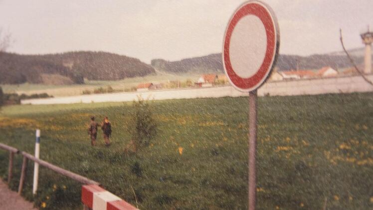 Zwischen den weiß-blauen Pfählen - der Landesgrenze - und der Mauer patrouillierten DDR-Grenzer.  Foto: Archiv Heinlein