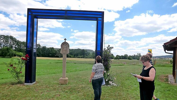 "Maria mit Kind im blauen Tor" hat der Künstler Jimmy Fell in Niederlauer dieses Stück am Ortseingang genannt. Hiltrud Laus (von links), Angelika Koch und Reinhold Laus (etwas verdeckt) hatten auch hier eine Aufgabe zu lösen. Fotos: privat/Heinrich Fuchs