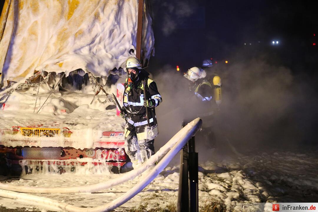 Schwertransport fängt auf A9 Feuer