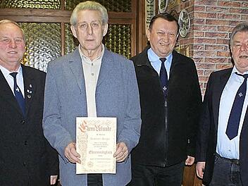 Von links: Zweiter Vorsitzender Anton Zellmann, Ehrenmitglied Leonhard Senger, Rudi Meth (40 Jahre Schriftführer), Erster Vorsitzender Josef Schneiderbanger  Foto: Renate Neubecker