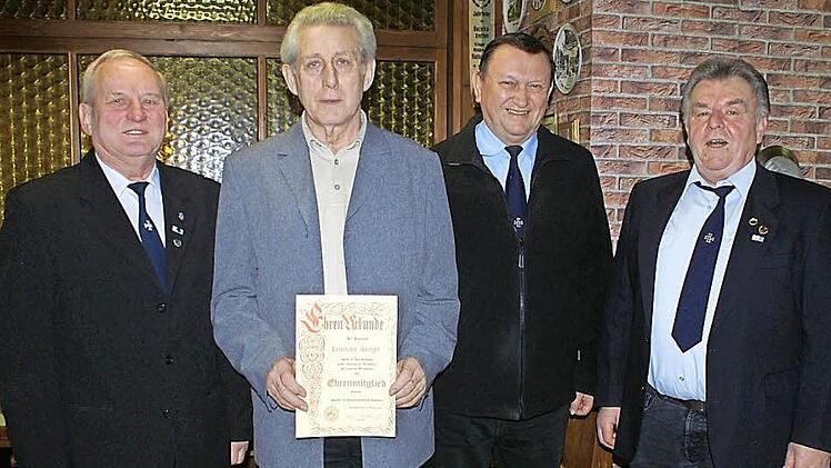 Von links: Zweiter Vorsitzender Anton Zellmann, Ehrenmitglied Leonhard Senger, Rudi Meth (40 Jahre Schriftführer), Erster Vorsitzender Josef Schneiderbanger  Foto: Renate Neubecker