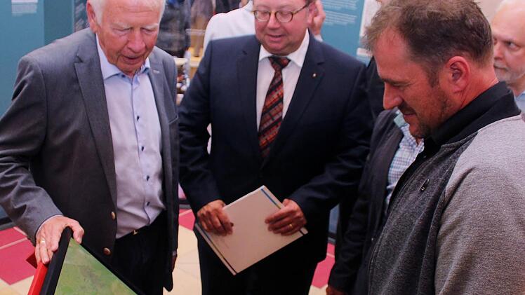 Peter Weidisch erklärt Nüdlingens 2. Bürgermeister Egid Thomas und Eberhard Gräf die interaktive Landkarte.