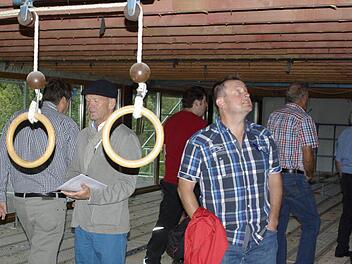 Auch in der Schulturnhalle laufen die Sanierungsarbeiten. Der skeptische Blick von Gemeinderat Elmar Zier ist berechtigt. Hier müssen die Dachsparren verstärkt werden. Foto: Winfried Ehling