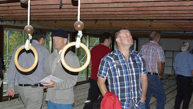 Auch in der Schulturnhalle laufen die Sanierungsarbeiten. Der skeptische Blick von Gemeinderat Elmar Zier ist berechtigt. Hier müssen die Dachsparren verstärkt werden. Foto: Winfried Ehling