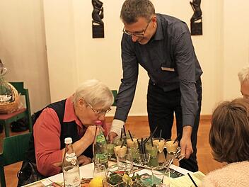 Michael Messingschlager verteilt Smoothies zum Probieren und Raten der Zutaten. Foto: Carmen Schwind